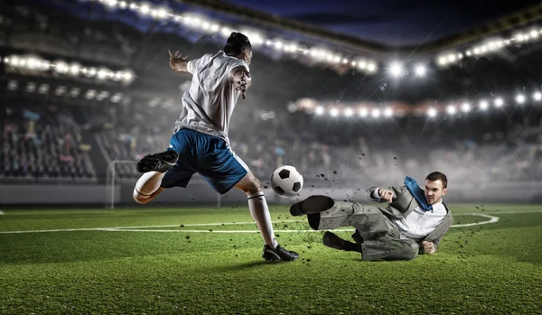 Biznesmen i gracz walczy o piłkę. Techniki mieszane — Zdjęcie stockowe