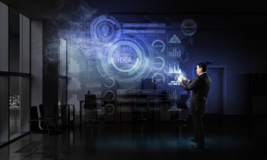 İşadamı ile tablet aygıtı elinde. Karışık teknik