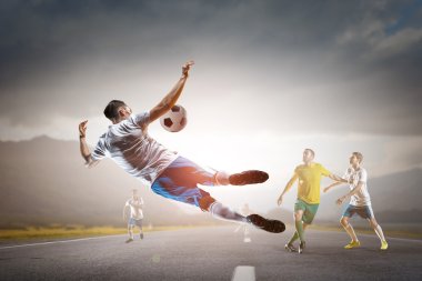 İşadamı top oynarken. Karışık teknik