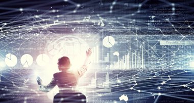 Medya panelini kullanarak iş kadını. Karışık teknik