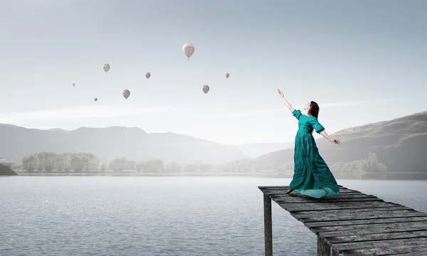 Mulher de vestido verde. Meios mistos — Fotografia de Stock