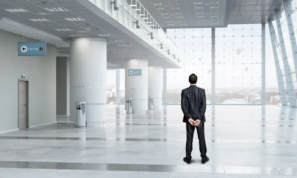 Geschäftsmann im Büroinnenraum. Gemischte Medien — Stockfoto