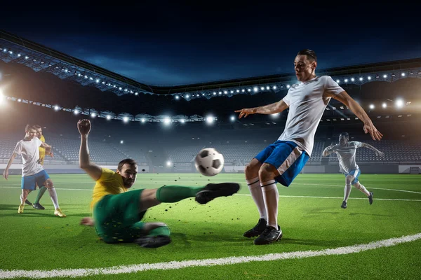 Gioco di calcio in azione. Mezzi misti — Foto Stock