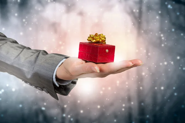 Mujer presentando caja de regalo. Medios mixtos — Foto de Stock