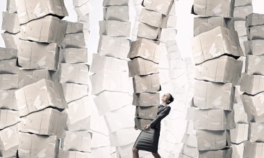 Kadın taşıma karton kutularda. Karışık teknik