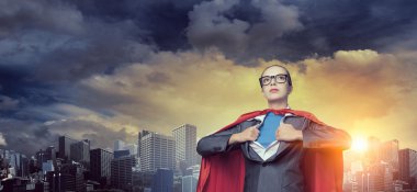 O güçlü ve cesur hissediyor. Karışık teknik