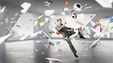 Ofiste futbol oynuyor. Karışık teknik