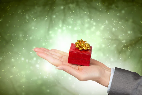 Mujer presentando caja de regalo. Medios mixtos — Foto de Stock