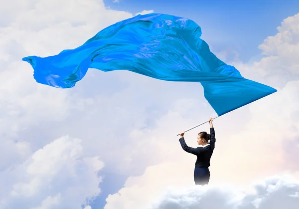 Mujer ondeando bandera azul. Medios mixtos — Foto de Stock