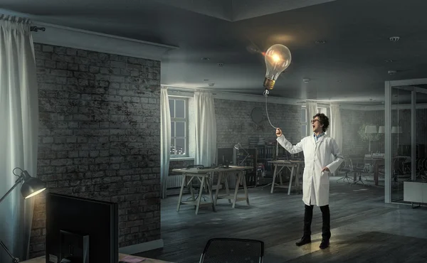 電球バルーンと医師。ミクスト メディア — ストック写真