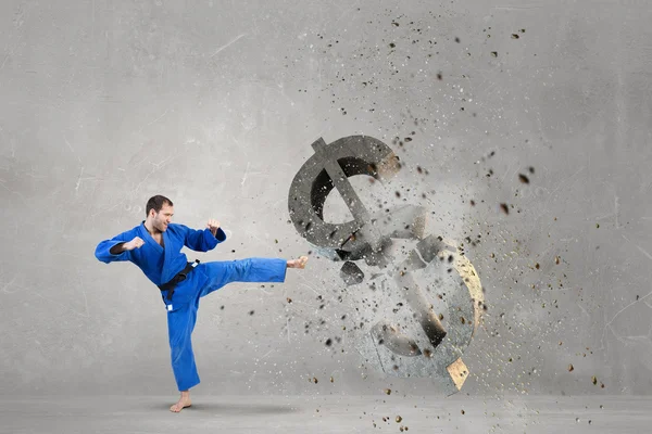 Hombre de karate atacando dólar. Medios mixtos —  Fotos de Stock