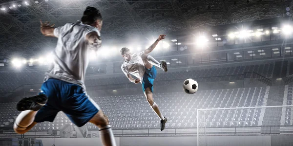 Jugador de fútbol golpeando la pelota. Medios mixtos —  Fotos de Stock