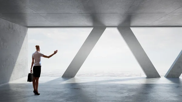 Mujer de negocios en el interior del edificio. Medios mixtos — Foto de Stock