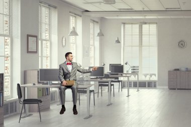 İşadamı eski kitap okumak. Karışık teknik