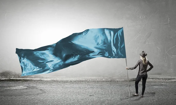 Jeune femme avec drapeau. Techniques mixtes — Photo