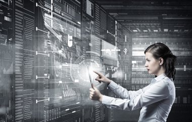 Kadın tablet aygıtını kullan. Karışık teknik