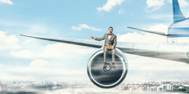 Uçan uçak kanadında. Karışık teknik