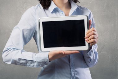 Kadın tablet aygıtını kullan. Karışık teknik