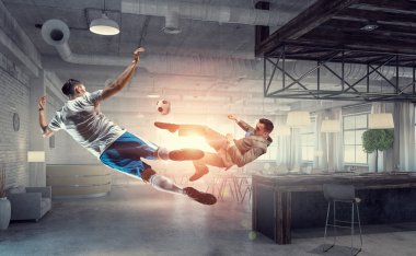 Office top oynarken. Karışık teknik