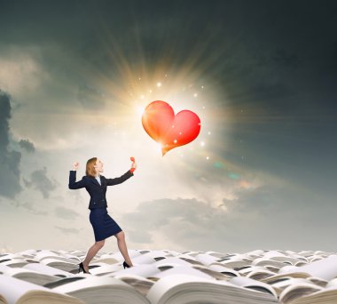 Kadın holding kırmızı telefon ahizesi. Karışık teknik