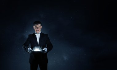 Silindir şapkalı adam bir sihirbaz. Karışık teknik