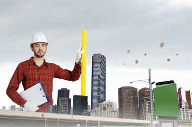 Genç bir mühendis adam. Karışık teknik