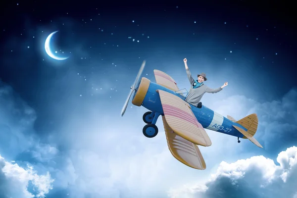 Mädchen fliegt altes Flugzeug. Gemischte Medien — Stockfoto