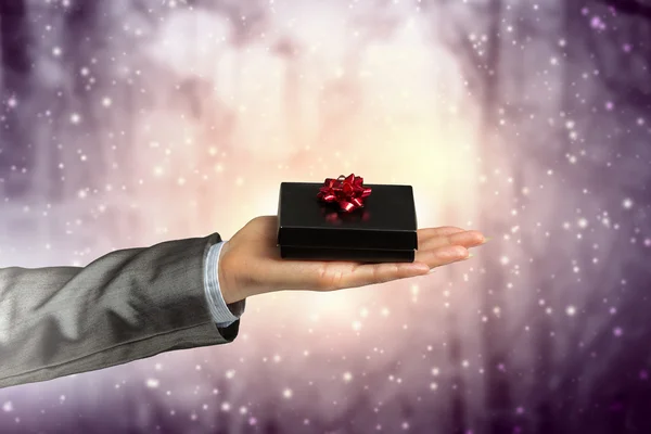Vrouw voorstellende geschenkdoos. Mixed media — Stockfoto