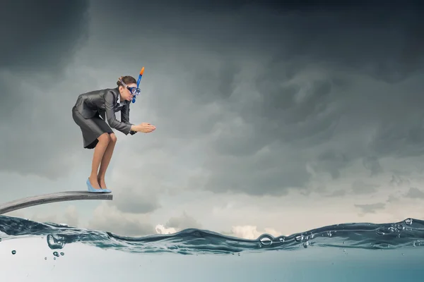 Geschäftsfrau springt ins Wasser. Gemischte Medien — Stockfoto