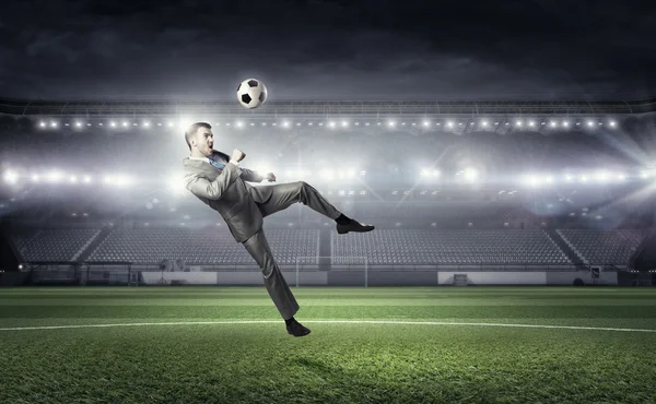 ビジネスマンの蹴るボール。ミクスト メディア — ストック写真
