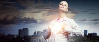 O güçlü ve cesur hissediyor. Karışık teknik