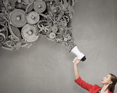 Kadın yapım yüksek sesle duyuru. Karışık teknik