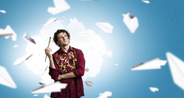 Adam sanatçı fırça ile boyama. Karışık teknik