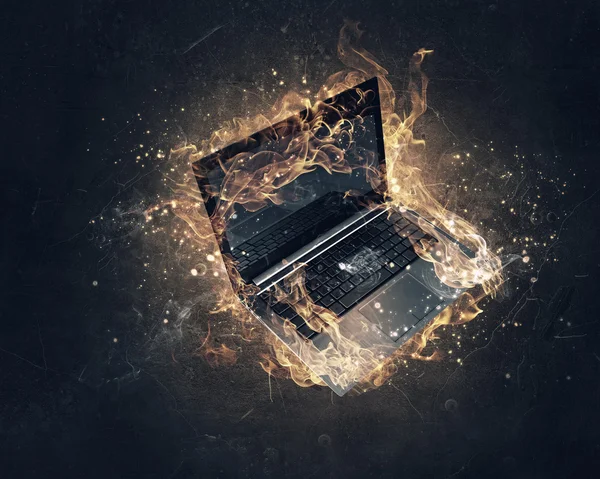 Laptop che brucia col fuoco. Mezzi misti — Foto Stock