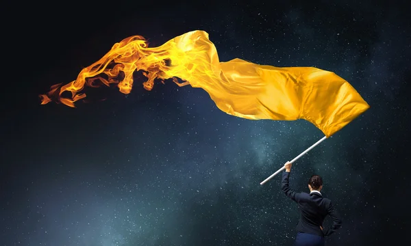 Γυναίκα κυματίζει κίτρινη σημαία. Μικτή τεχνική — Φωτογραφία Αρχείου