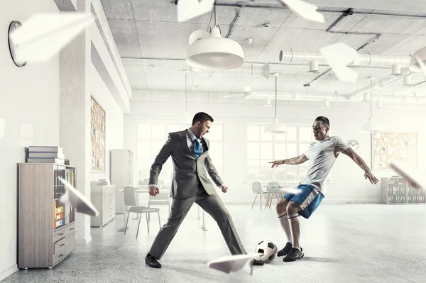 Jugando fútbol en la oficina. Medios mixtos —  Fotos de Stock