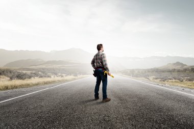 Yetişkin mühendis adam. Karışık teknik