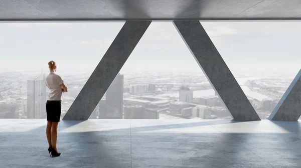 Femme d'affaires dans l'intérieur du bâtiment. Techniques mixtes — Photo