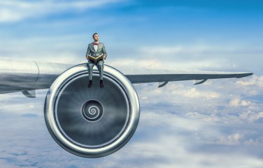 Uçan uçak kanadında. Karışık teknik