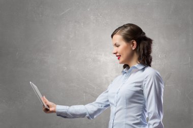 Kadın tablet aygıtını kullan. Karışık teknik