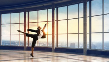 İş kadını ofiste dans. Karışık teknik