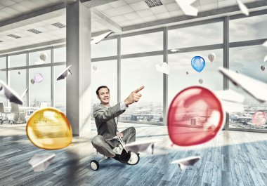 Bir çocuk gibi davranıyor. Karışık teknik