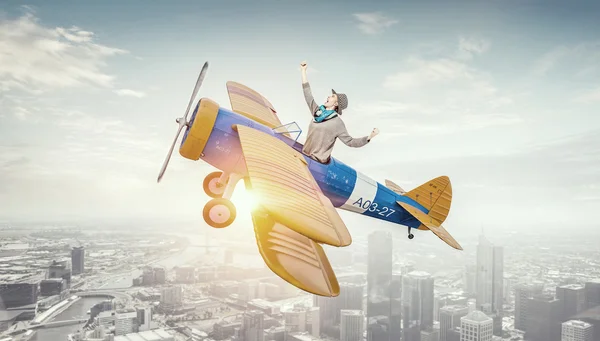 Létající dívka staré letadlo. Kombinovaná technika — Stock fotografie
