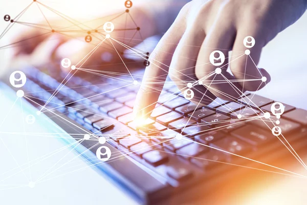 Hombre escribiendo en el teclado. Medios mixtos — Foto de Stock