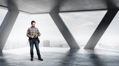 Yetişkin mühendis adam. Karışık teknik