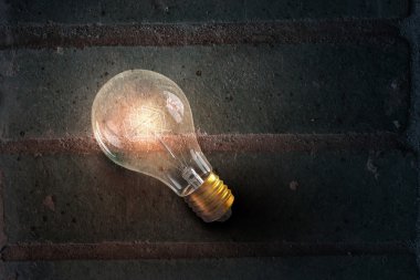 Taş yüzeyi parlak ampul. Karışık teknik