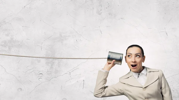 Mulher usando telefone surdo. Meios mistos Fotos De Bancos De Imagens