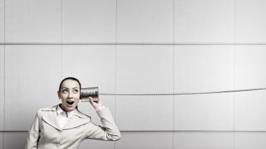 Sağır telefon kullanan kadın. Karışık teknik