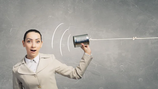 Mujer usando teléfono sordo. Medios mixtos — Foto de Stock