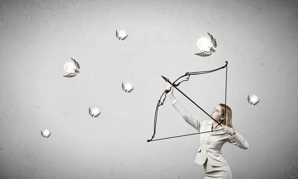 Mujer apuntando a su objetivo. Medios mixtos —  Fotos de Stock